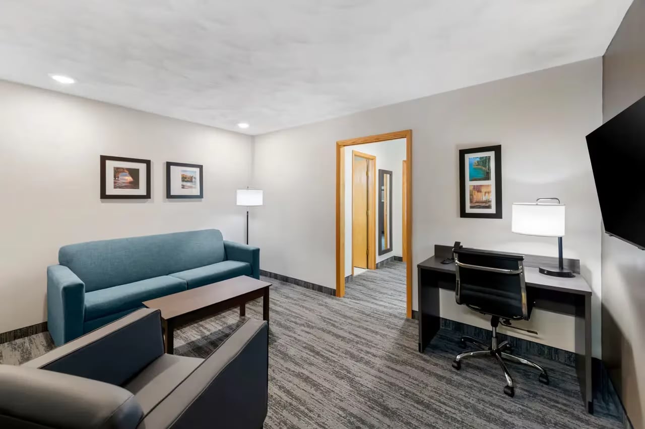 Quality Inn & Suites 8